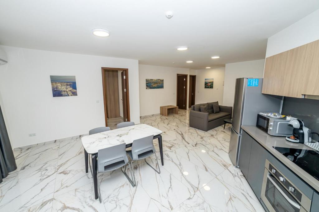 Nhà bếp/bếp nhỏ tại Charming 2-Bedroom, 2-Bathroom Apartment in Central Malta