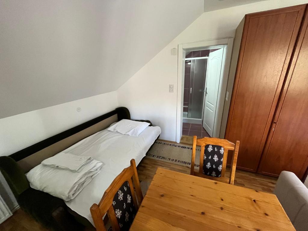 Rúm í herbergi á Apartments and Rooms Vicko