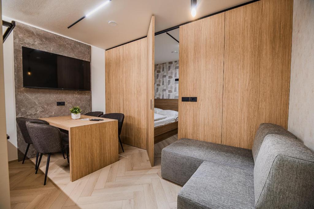 克拉尼斯卡戈拉Apartment Gorski Raj的一间有桌子、椅子和床的房间