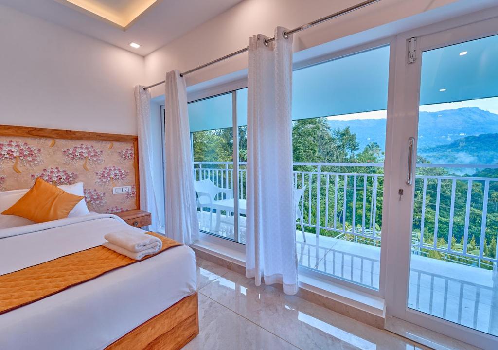 Postel nebo postele na pokoji v ubytování Ice Mist Pool Resort Munnar By VOYE HOMES