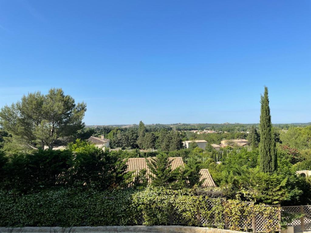 Cette maison offre une vue sur le jardin. dans l'établissement Magnifique Villa avec piscine à débordement à Maussane les Alpilles, à Maussane-les-Alpilles