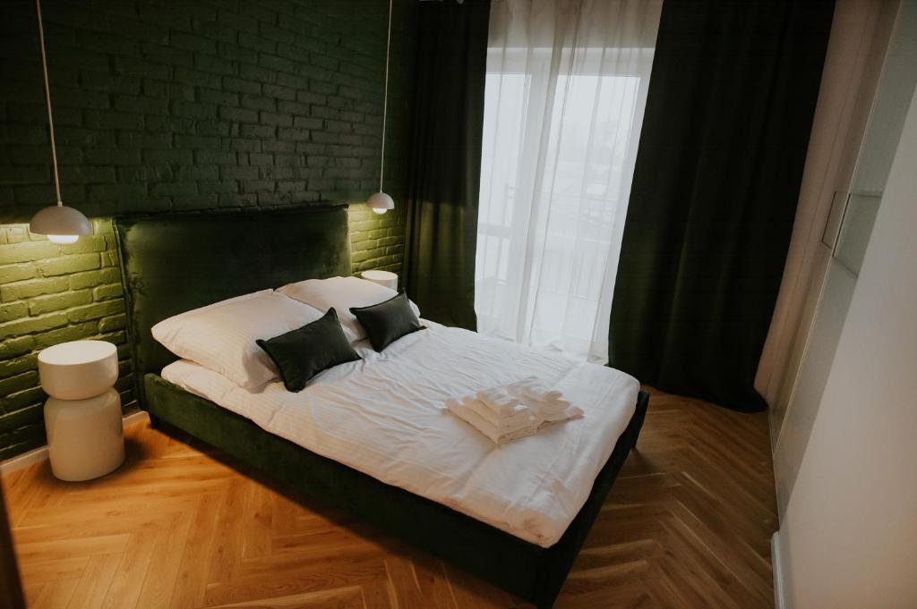 Postel nebo postele na pokoji v ubytování Apartament Dwupoziomowy Butikowy Żmigrodzka, free parking, self check-in