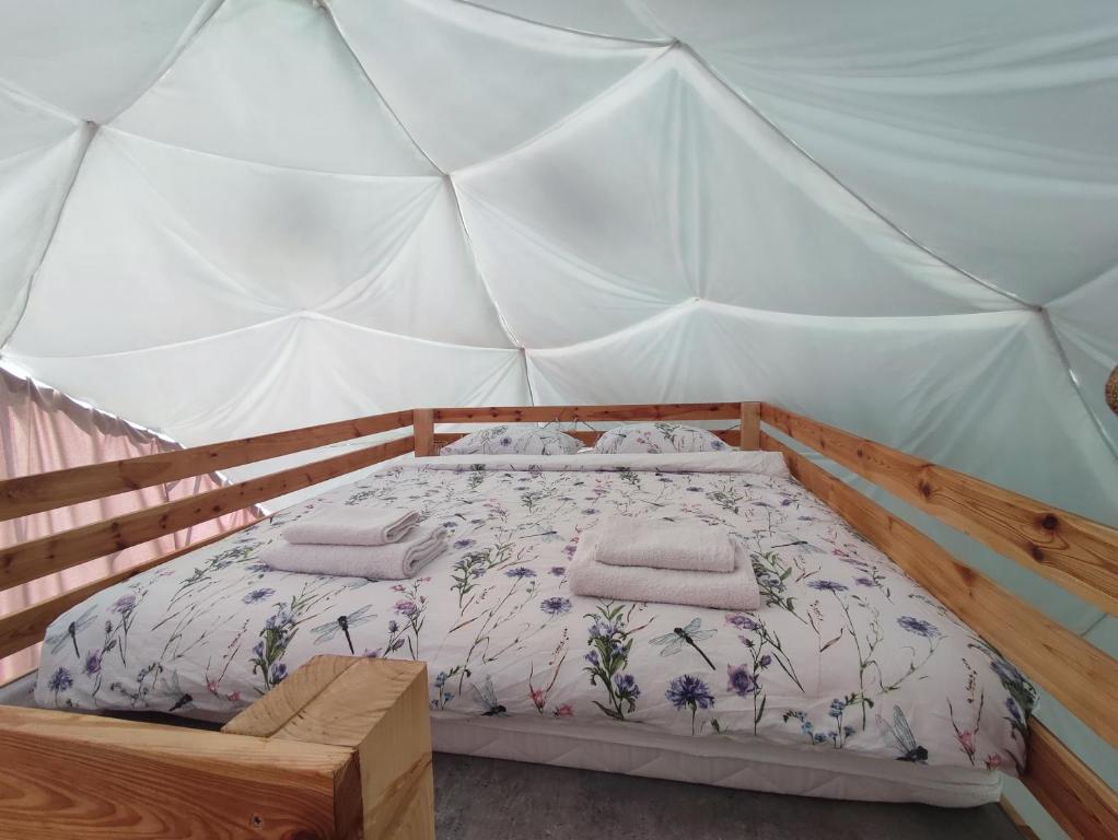 Postel nebo postele na pokoji v ubytování Forrest Glamp
