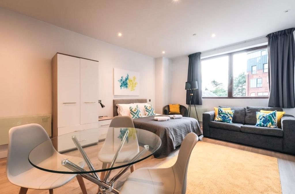 Postel nebo postele na pokoji v ubytování Apartment Twenty Three Staines Upon Thames - Free Parking - Heathrow - Thorpe Park - Studio