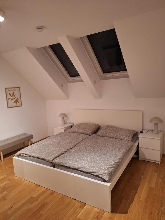 Postel nebo postele na pokoji v ubytování Wohlfühlen in Linz
