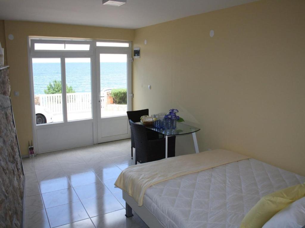Zdjęcie z galerii obiektu Captivating Holiday Home in Tribanj near the Sea w mieście Tribanj-Krušćica
