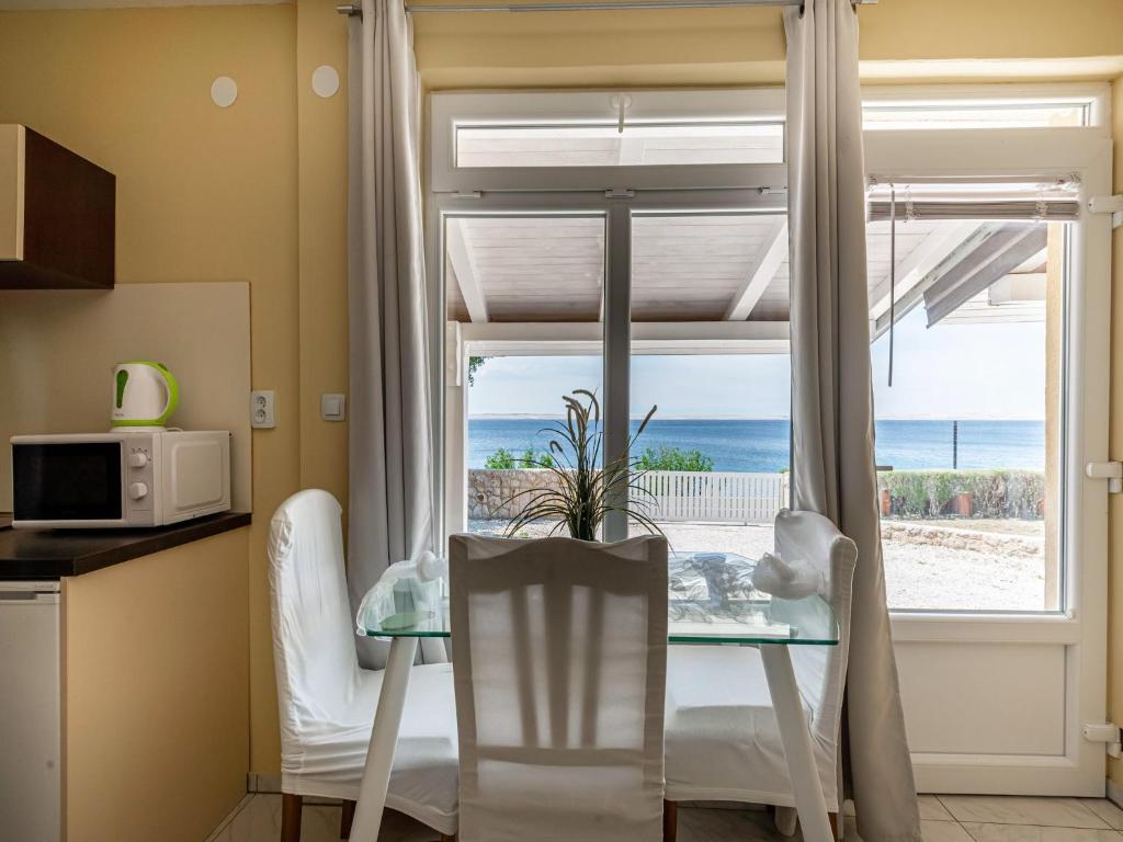 Zdjęcie z galerii obiektu Captivating Holiday Home in Tribanj near the Sea w mieście Tribanj-Krušćica