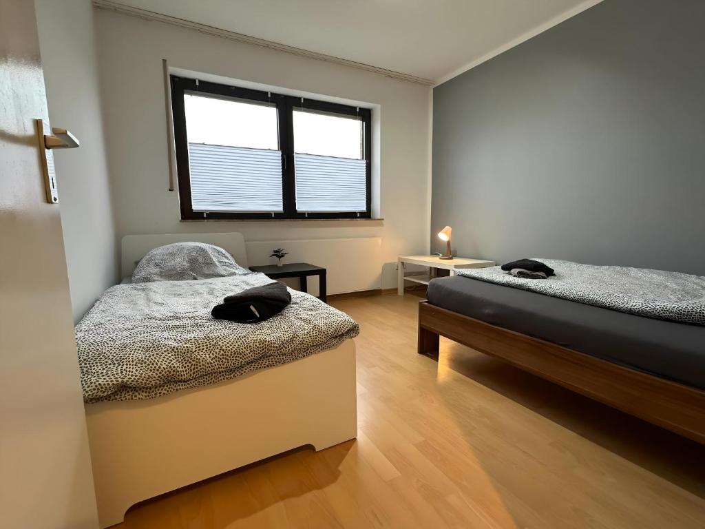 a bedroom with two beds and a window at Apartment Ruhepause II Ruhig & Komfortabel in Bad Bentheim
