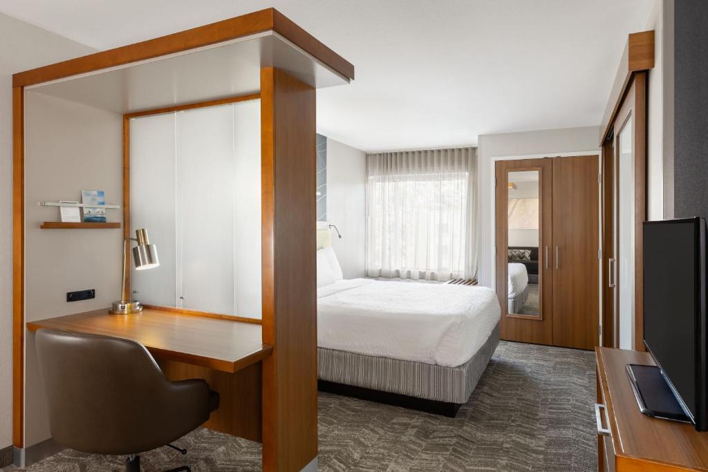 Ένα ή περισσότερα κρεβάτια σε δωμάτιο στο SpringHill Suites by Marriott Wisconsin Dells