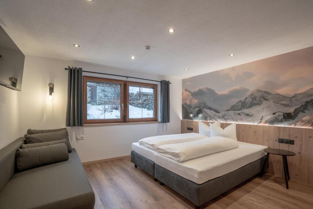 een slaapkamer met een bed, een raam en een bank bij Apart Wiesa in Kappl