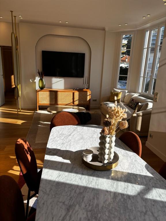 un salon avec une table et un canapé dans l'établissement Superbe appartement Art Déco avec roof top, à Cannes