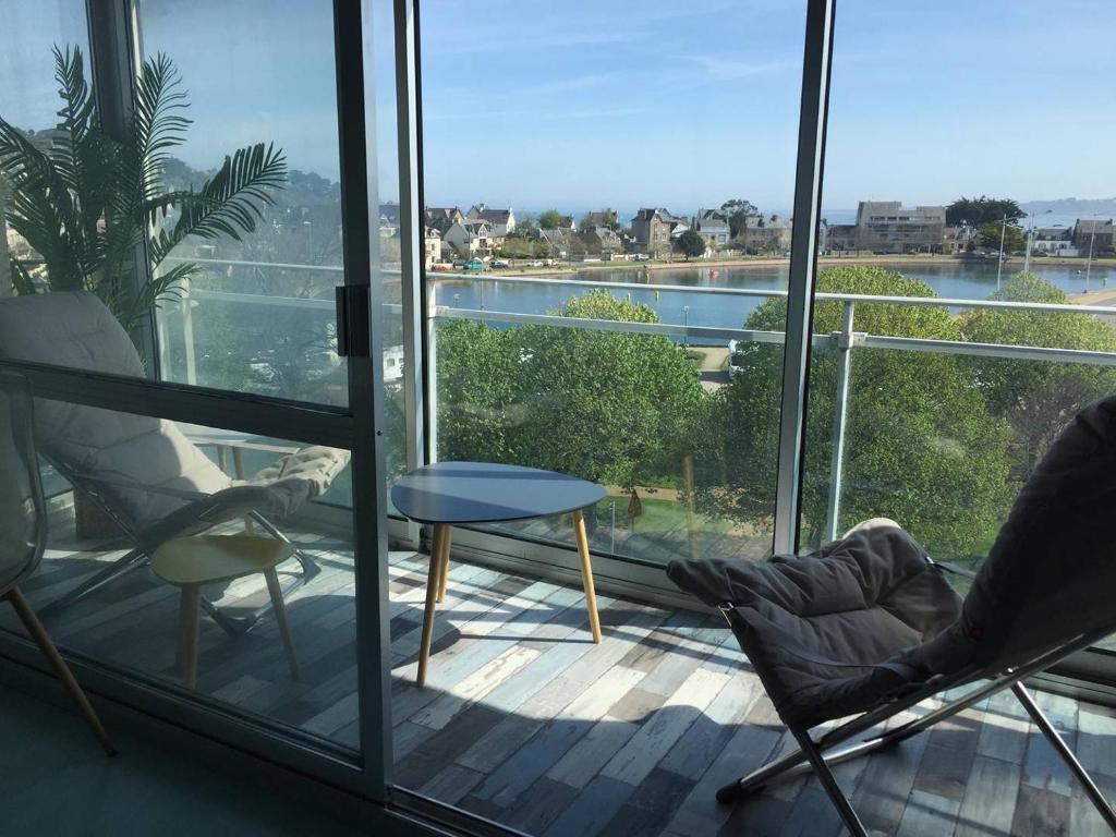 Balkón alebo terasa v ubytovaní Bel appartement avec WIFI, VUE MER face au port de plaisance à PERROS-GUIREC - Réf 838