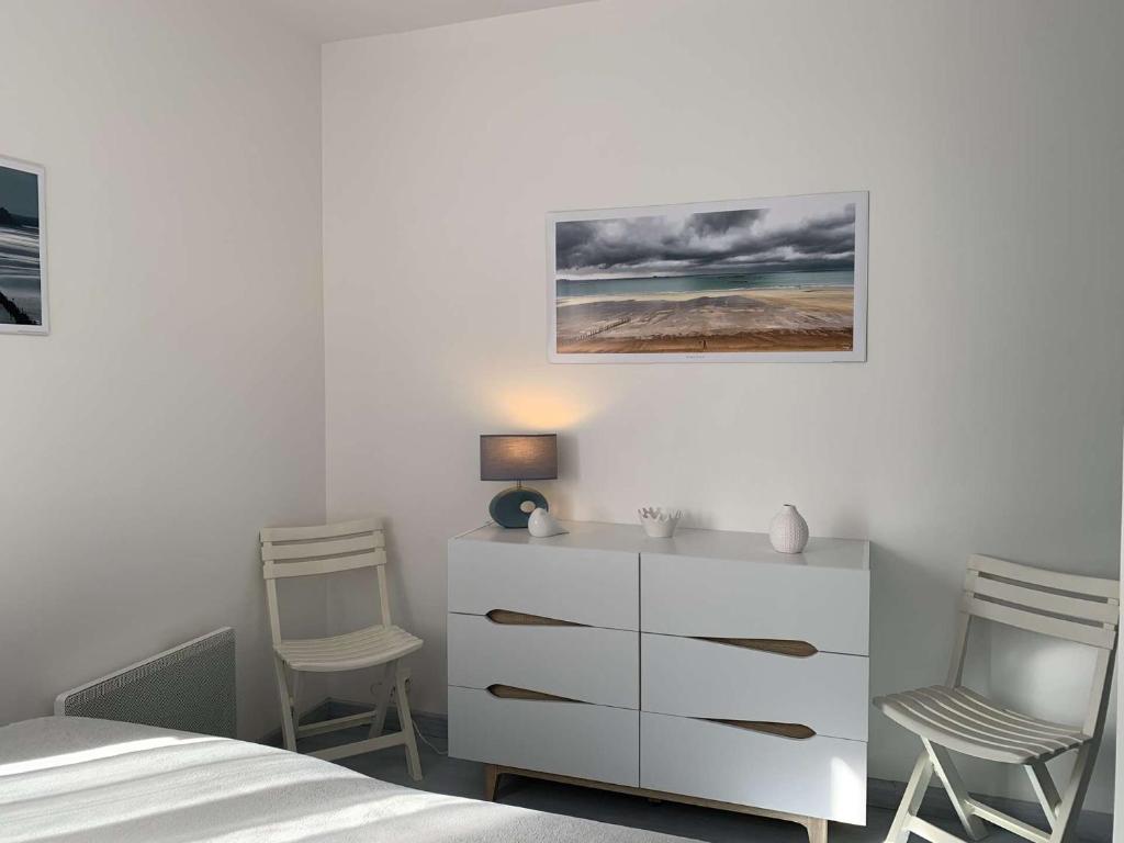 Posteľ alebo postele v izbe v ubytovaní Bel appartement avec WIFI, VUE MER face au port de plaisance à PERROS-GUIREC - Réf 838