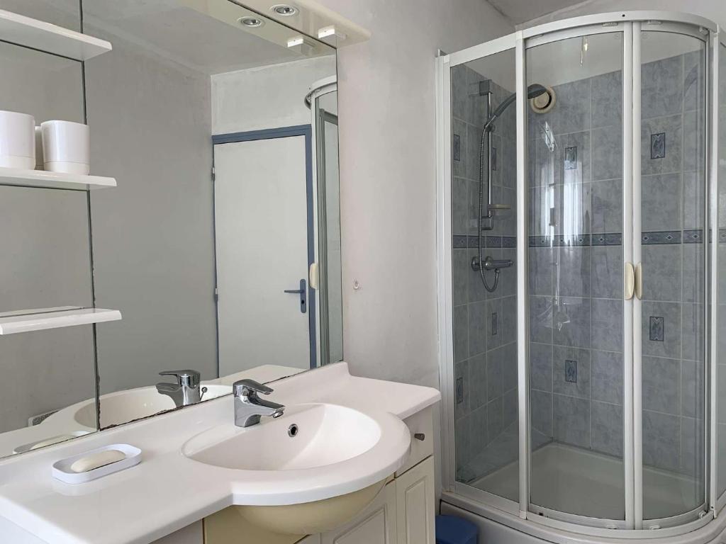 Kúpeľňa v ubytovaní Bel appartement avec WIFI, VUE MER face au port de plaisance à PERROS-GUIREC - Réf 838
