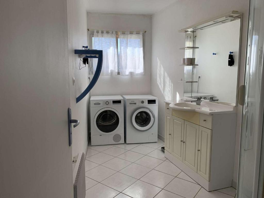 Kúpeľňa v ubytovaní Bel appartement avec WIFI, VUE MER face au port de plaisance à PERROS-GUIREC - Réf 838