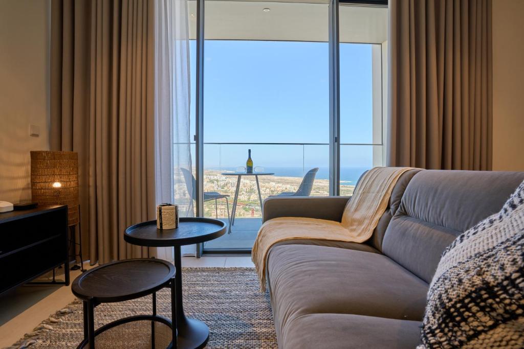 Posezení v ubytování Panorama 20th Floor Suite with Magnificent Views