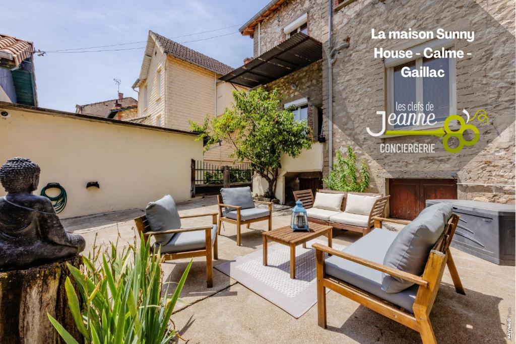 un patio avec des chaises et des tables devant un bâtiment dans l'établissement La maison Sunny House - Calme, à Gaillac