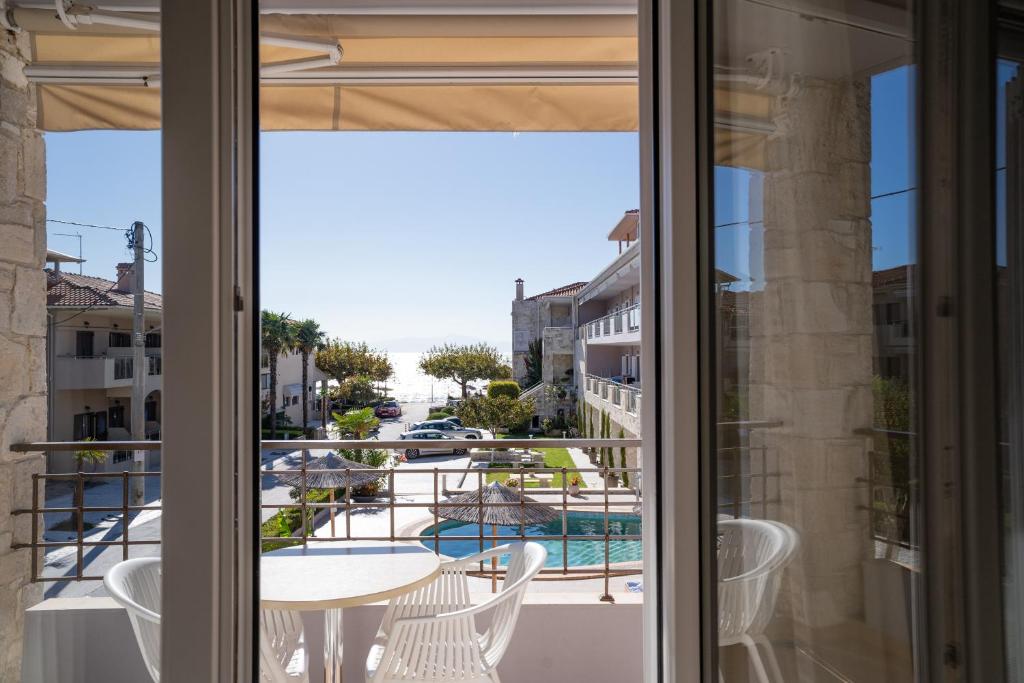 Piscina di Siviris Golden Beach o nelle vicinanze