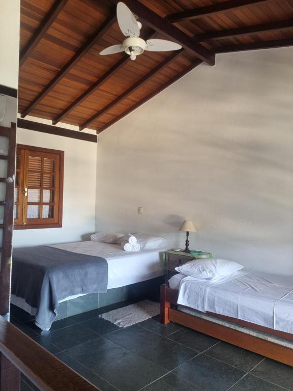 En eller flere senge i et værelse på Chalés e suíte Ilhabela