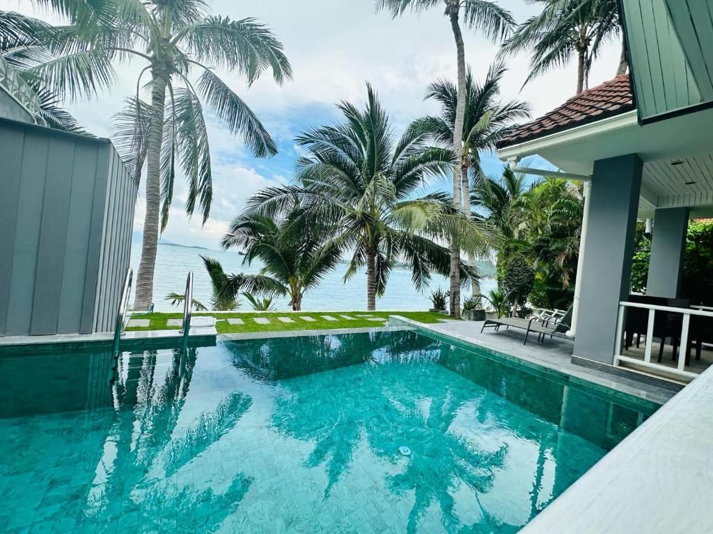 Bazén v ubytování Bann Kanchana Beachfront Villas nebo v jeho okolí