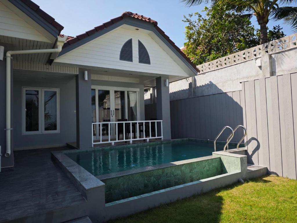 Bazén v ubytování Bann Kanchana Beachfront Villas nebo v jeho okolí