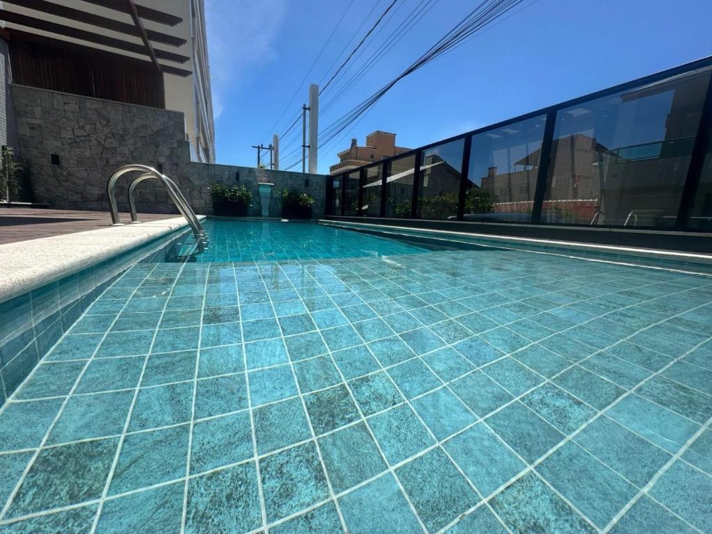 Πισίνα στο ή κοντά στο Apartamento Alto Padrão em Bombinhas à 70 metros da praia, com piscina aquecida, sala de jogos, academia e espaço kids!!