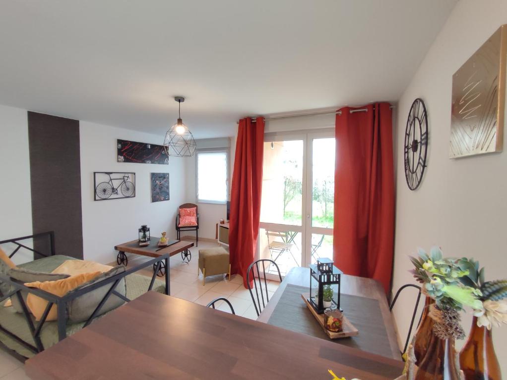 un salon avec une table et une salle à manger dans l'établissement Cosy 2 Pièces Wifi Parking Jardin Métro, à Toulouse