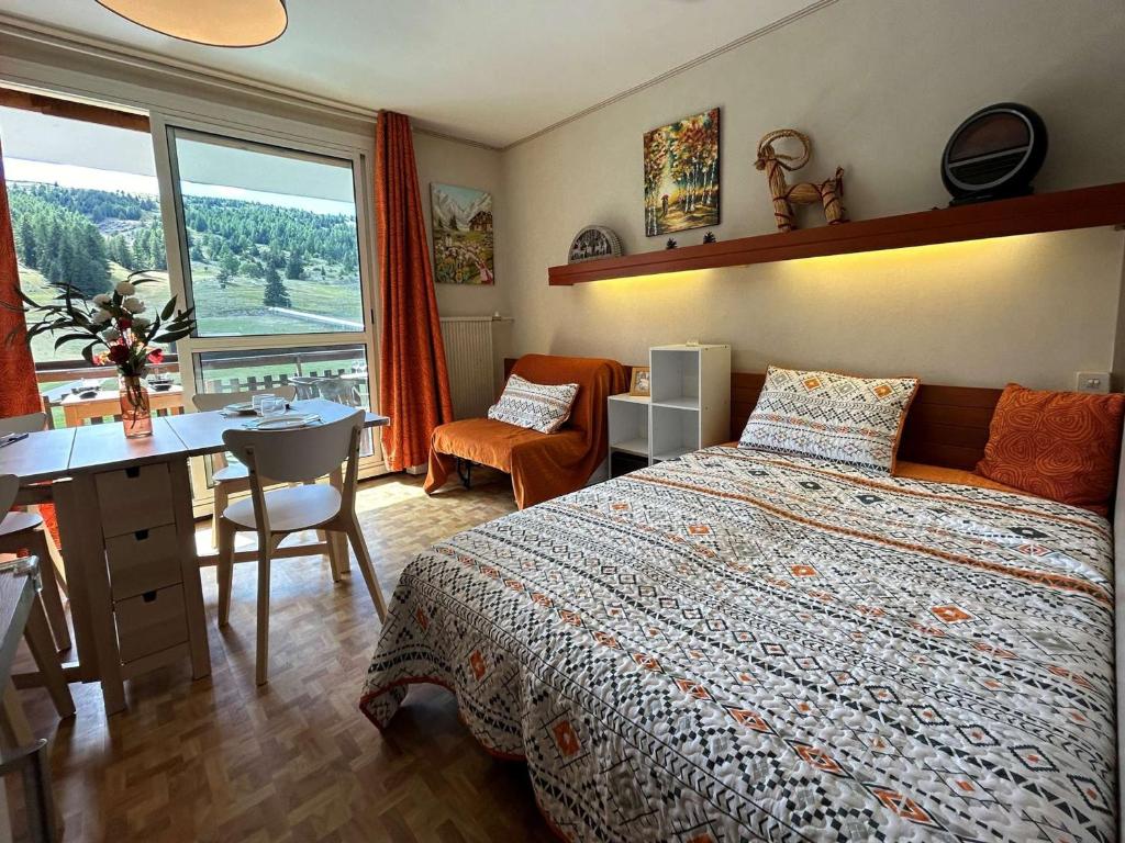 une chambre avec un lit, un bureau et une fenêtre dans l'établissement Studio confortable, à 50m des pistes, pour 4 pers., parking, wifi, animaux admis - FR-1-525-273, à Saint-Étienne-en-Dévoluy