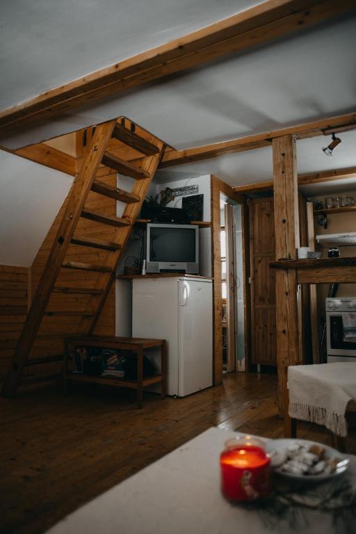 Kuchyň nebo kuchyňský kout v ubytování Roztomilá a utulná chata Azzy na samotě v lese.