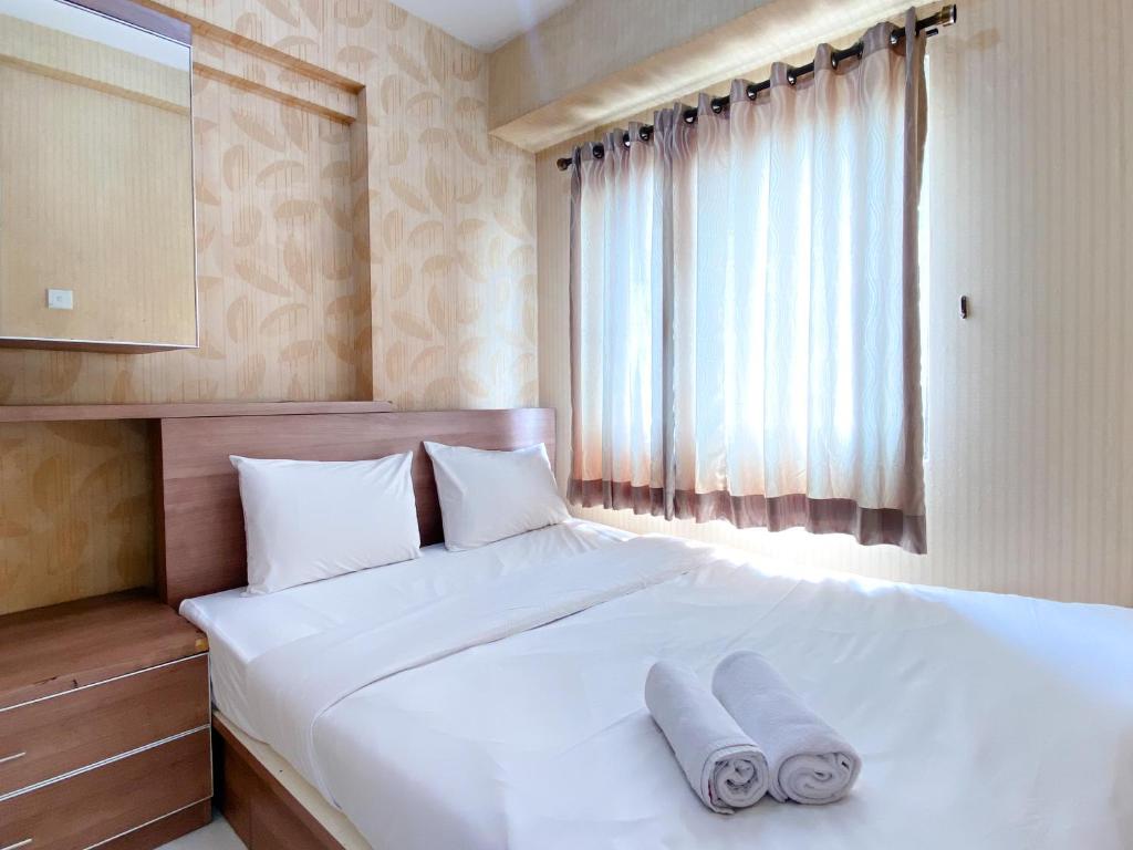 Postel nebo postele na pokoji v ubytování Cozy and Minimalist 2BR at Mutiara Bekasi Apartment By Travelio