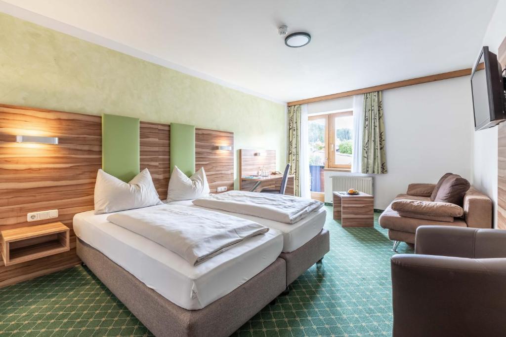 Postel nebo postele na pokoji v ubytování Hotel Post by keyone