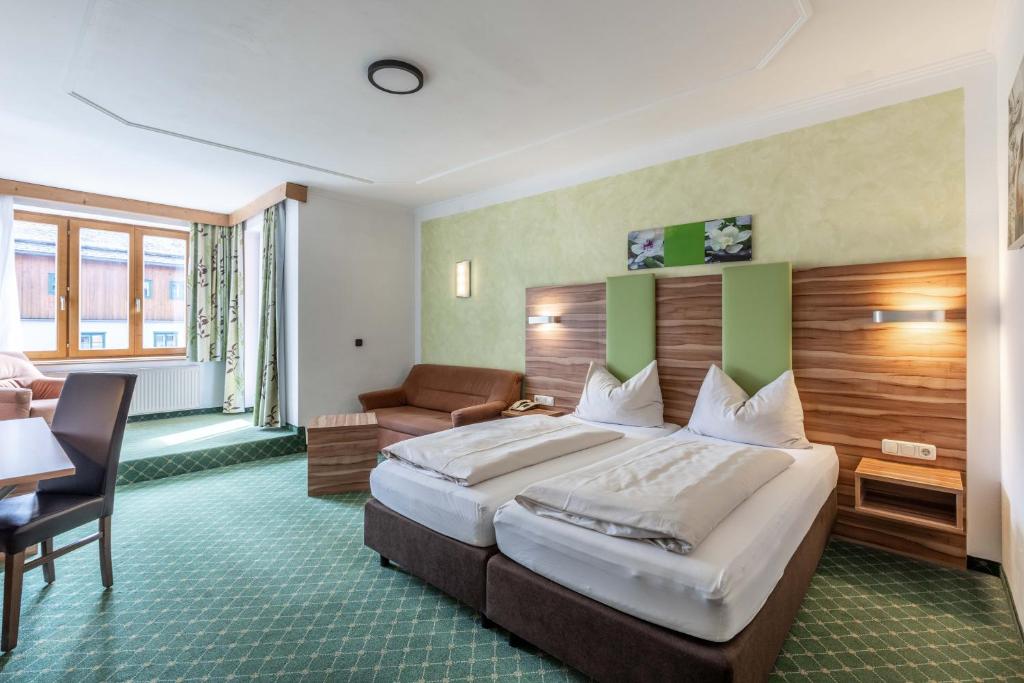 Postel nebo postele na pokoji v ubytování Hotel Post by keyone