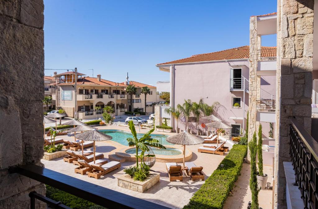 vista su una piscina con sedie e ombrelloni di Siviris Golden Beach a Siviri