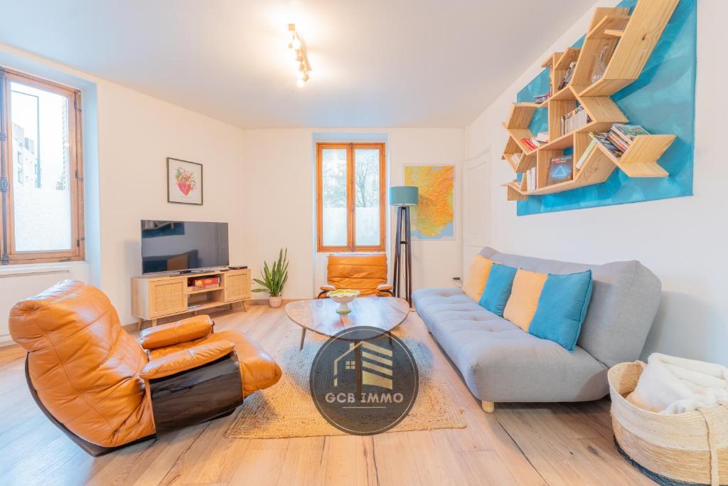 un salon avec un canapé et une table dans l'établissement Le Garden City - T4 avec Terrasse, à Grenoble
