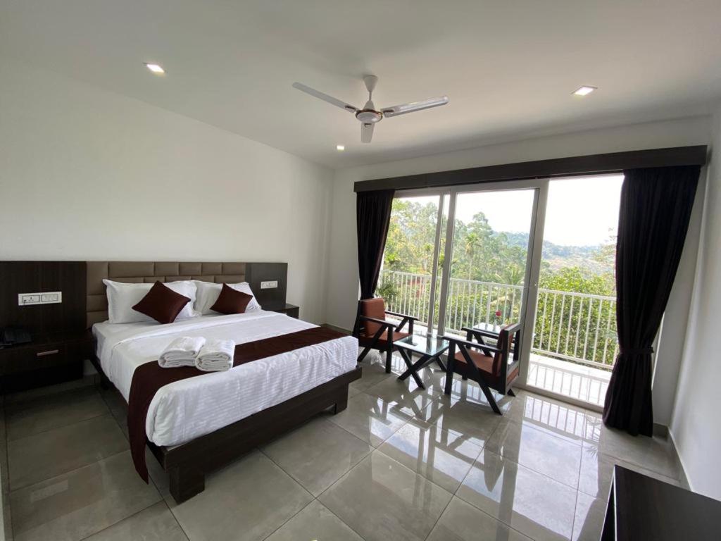 En eller flere senge i et værelse på Rainwood Aurum Resort