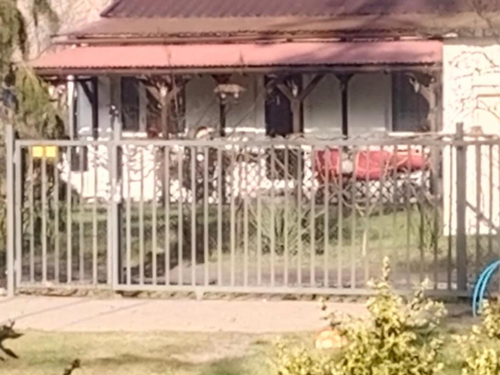 ein weißer Zaun vor einem Haus in der Unterkunft Villa na Krótkiej in Sulęcin