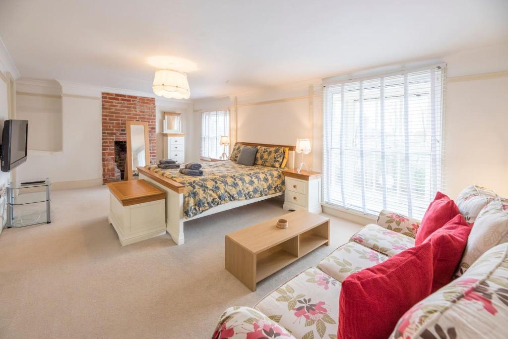 a living room with a bed and a couch at Kiln House, Snape Maltings in Snape