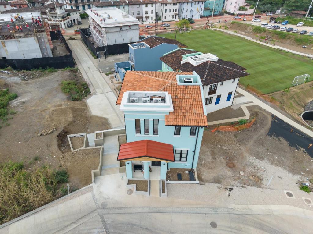 Playa DantaにあるStunning 3-BD Beachside Home with Small Poolのオレンジ色の屋根の家屋