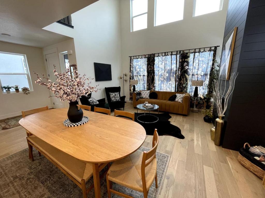 een woonkamer met een houten tafel en een bank bij Midnight Manor-Modern-Spacious in Park City