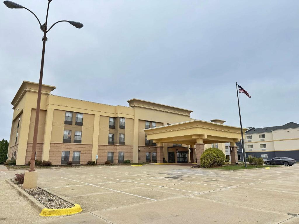 an office building with a parking lot in front of it at SureStay by Best Western Forsyth Decatur in Forsyth