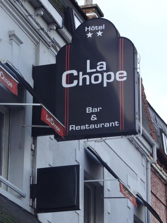 a sign for a bar and restaurant on the side of a building at Hotel La Chope in Cambrai