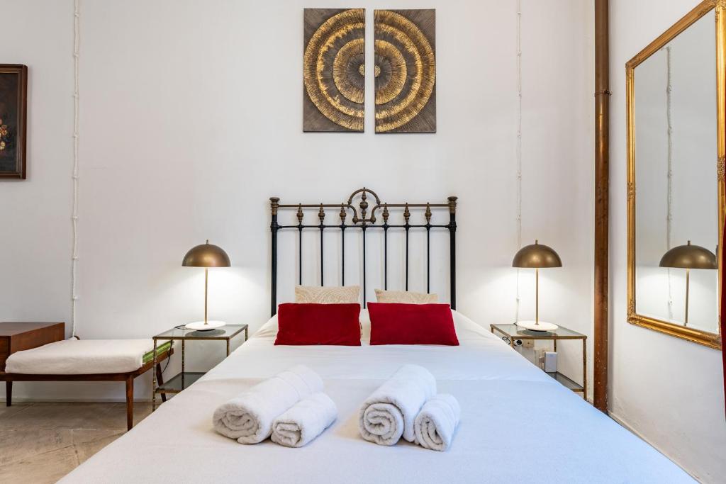 Łóżko lub łóżka w pokoju w obiekcie Teatro Suites Málaga