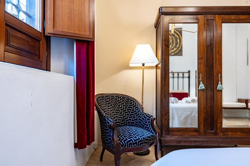 Łóżko lub łóżka w pokoju w obiekcie Teatro Suites Málaga