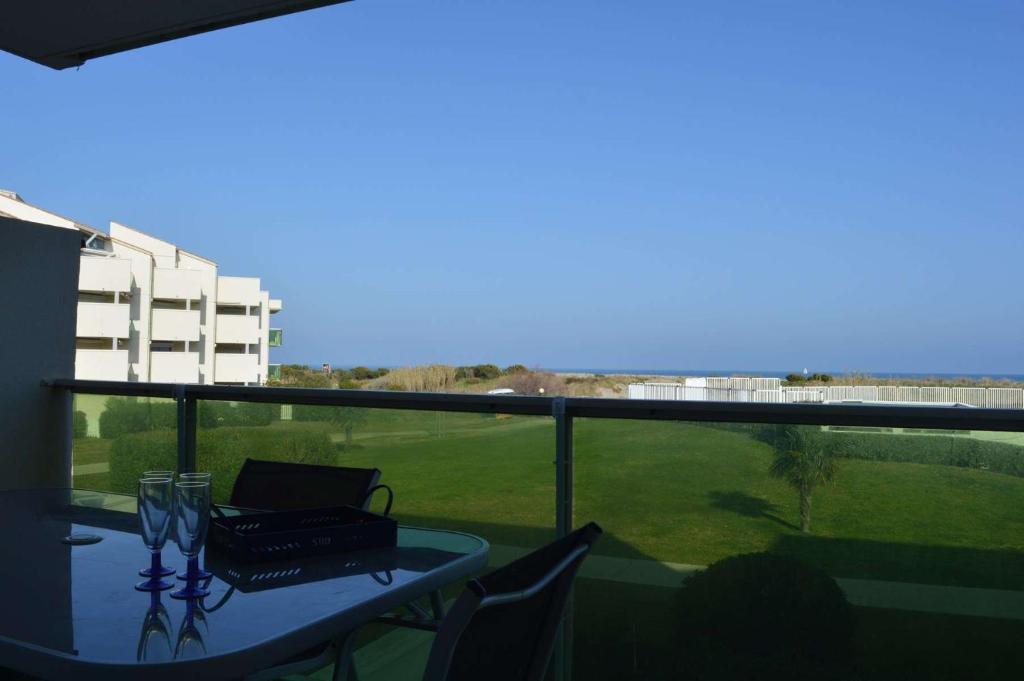 - un balcon avec une table et un ordinateur portable dans l'établissement Appartement 2 pièces 4 personnes SAINT CYPRIEN PLAGE SC050-156B, à Saint Cyprien Plage