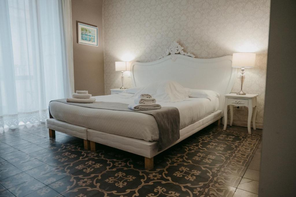 Łóżko lub łóżka w pokoju w obiekcie La Casa di Alma Luxury rooms