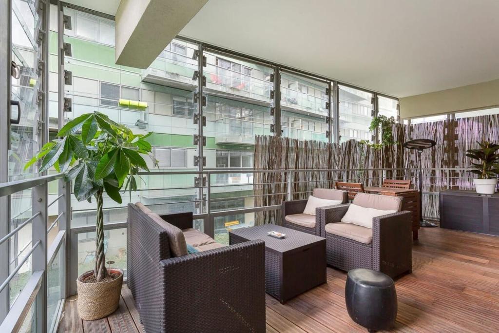 un balcon avec des chaises, une table et une plante dans l'établissement Hamac Suites - Le confluence terrace garage - 4p, à Lyon