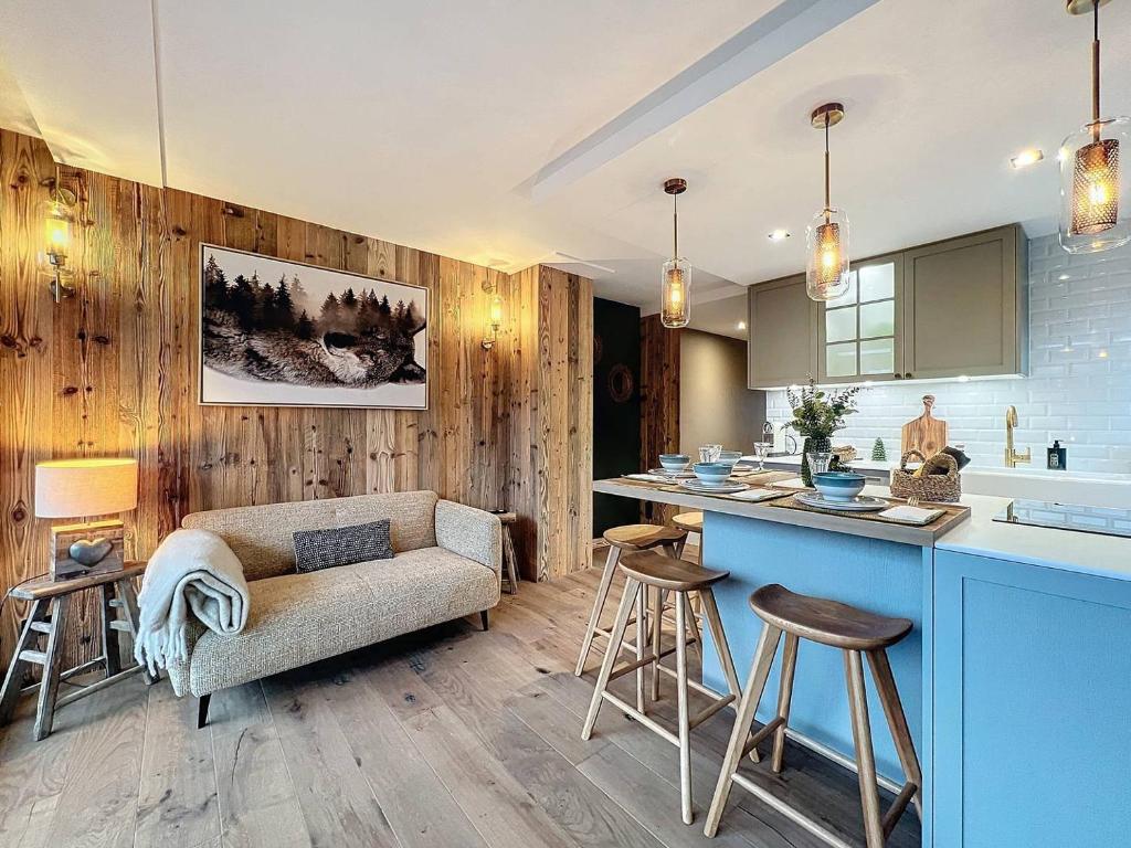 - une cuisine et un salon avec un canapé et un comptoir dans l'établissement Schuss B8, à Morzine
