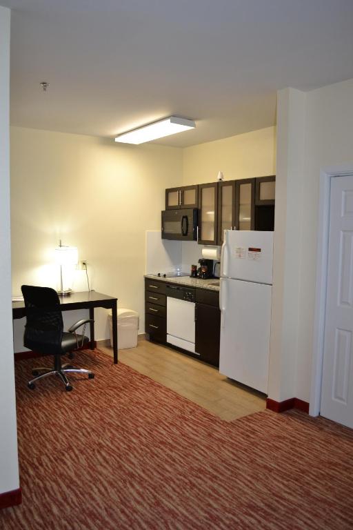 Kuchyň nebo kuchyňský kout v ubytování Hawthorn Suites Irving DFW South