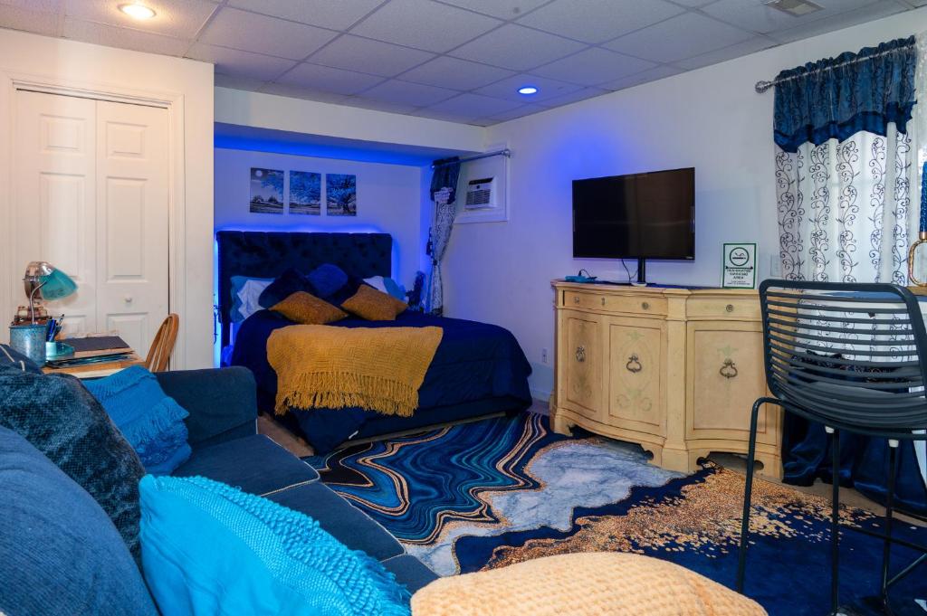 TV a/nebo společenská místnost v ubytování THE BLUE ROOM Luxury suite