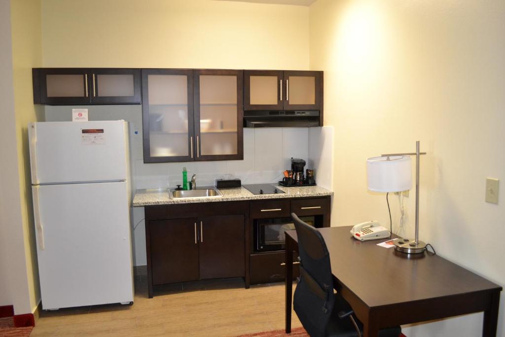 Kuchyň nebo kuchyňský kout v ubytování Hawthorn Suites Irving DFW South